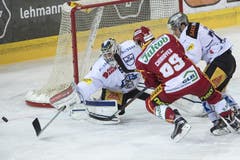 Die Zuger Tobias Stephan Johan Morant (rechts) kämpfen um den Puck gegen Evgei Chiriayev von den SCL Tigers. (Bild: Keystone / Marcel Bieri)