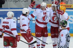Die Lausanner mit Daniel Bang (Mitte) feiern das 0:4. (Bild: Keystone / Urs Flüeler)