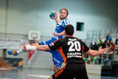 Thomas Hofstetter vom HC Kriens-Luzern springt höher als sein Gegenspieler Luka Maros (Bild: Dominik Wunderli / Neue LZ)