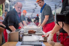 Weltrekordversuch, mit dem Ziel eines Eintrags im Guinessbuch der Rekorde: In Altstätten wird das längste Cordon bleu gemacht (Bild: Urs Bucher)