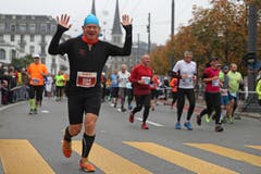 Die Läuferinnen und Läufer sind unterwegs (Bild: Philipp Schmidli/LZ)