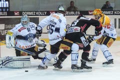 Umringt von Zugern: Fribourgs Benjamin Pluess (Mitte) im Kampf um den Puck gegen Zugs Goalie Tobias Stephan, Calle Andersson und Topscorer Daniel Sondell (von links). (Bild: Keystone)