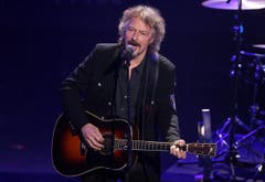 Nur vier Monate nach seinem lebensbedrohenden Gehirnschlag performt Bap-Sänger Wolfgang Niedecken «Verdammt lang her». (Bild: Keystone)
