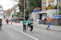 Bilder von unterwegs: Eindrücke von der Laufstrecke und auf Nebenschauplätzen. (Bild: Claude Hagen/LZ)