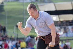 Christian Schuler feiert seinen Sieg über Beat Clopaht im ersten Gang. (Bild: KEYSTONE/Urs Flueeler)