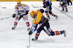 Damien Brunner (links) verfolgt Reto Suri. (Bild: Keystone)