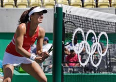 Martina Hingis wartet auf den Ball. (Bild: AP Photo/Charles Krupa)