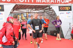 Einige der 10'000 Siegerinnen und Sieger beim Zieleinlauf. (Bild: Ramona Geiger/ Claude Hagen/LZ)