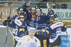 Die Zuger mit Sandro Zangger (Mitte) feiern ihr Tor. (Bild: Keystone / Urs Flüeler)