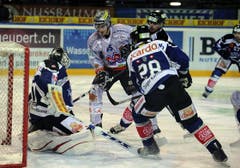 Marc Wieser beschäftigt die Zuger Patrick Oppliger und Torhüter Jussi Markkanen. (Bild: Keystone)