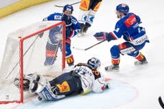 Pius Suter, links, und Patrick Thoresen feiern das 1:0 vor dem Zuger Torhüter Tobias Stephan. (Bild: Urs Flüeler/Keystone)