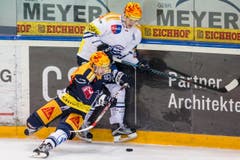 Die beiden Topskorer im Duell: Zugs Lino Martschini (links) gegen Ambris Cory Emmerton. (Bild: Alexandra Wey / Keystone)