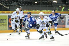 Zugs Sandro Forrer (links) im Laufduell mit Ajoies Jan Mosimann. (Bild: Maria Schmid)