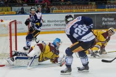 Goalie Michael Flückiger rettet gegen Daniel Sondell. (Bild: SIGI TISCHLER)