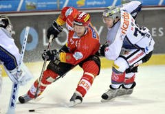 Yannick Blaser (rechts) versucht die Scheibe Biels Eric Beaudoin abzuluchsen. (Bild: Keystone)