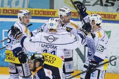 Die Ambri Spieler mit Alexandre Giroux (Mitte) feiern ein Tor. (Bild: Keystone / Urs Flüeler)