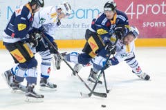 Fighten, bis die Helme wackeln: Alain Birbaum (Ambri) gegen Dario Bürgler. (Bild: Keystone / Urs Flüeler)