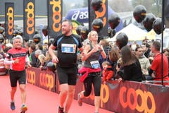 Einige der 10'000 Siegerinnen und Sieger beim Zieleinlauf. (Bild: Ramona Geiger/ Claude Hagen/LZ)