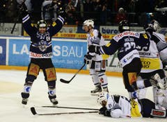 Zugs Fabian Schnyder (links) und Josh Holden jubeln nach dem 3:2 89 Sekunden vor dem Ende. (Bild: Keystone)