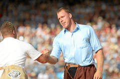 Hat gut lachen nach vier Siegen am ersten Tag: Matthias Sempach (R) bedankt sich beim unterlegenen Reto Noetzli. (Bild: Swiss-Image)