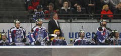 Enttäuscht blicken die Spieler des EVZ auf die Anzeigetafel. (Bild: Stefan Kaiser/Neue ZZ)