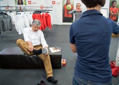 Jörg Schild, Präsident von Swiss Olympic, bei der Schuhprobe. (Bild: Keystone / Lukas Lehmann)