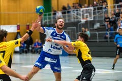 Thomas Hofstetter wird von Niels Ham zurückgehalten. (Bild: photo:roger gruetter)