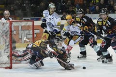 Berns Goalie Marco Bührer, links, im Duell mit Zugs Fabian Sutter (Bild: Keystone)