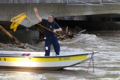 Beim Marzili in Bern staut sich viel Wasser. (Bild: Keystone)