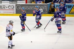 Nachdem EV Zug Stuermer Reto Suri, vorne, im Penaltyschiessen gescheitert ist feiern Kloten Flyers Stuermer Romano Lemm, hinten von links, Vincent Praplan, Tommi Santala und Michael Liniger waehrend dem Eishockey-Meisterschaftsspiel der National League A zwischen den Kloten Flyers und dem EV Zug am Freitag, 31. Oktober 2014, in der Kolping Arena in Kloten. (KEYSTONE/Patrick B. Kraemer) (Bild: PATRICK B. KRAEMER)