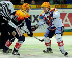 Die beiden Topskorer im Duell: Glen Metropolit (links) und Tommi Santala. (Bild: Keystone)