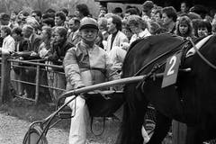 Der Schauspieler nimmt an einem Prominenten-Trabrennen in Aarau teil (17. April 1989). (Bild: Keystone / Str.)