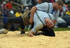 Andreas Ulrich (oben) gegen David Suter im 5. Gang. (Bild: Keystone)