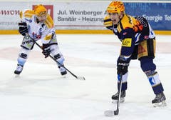 Benjamin Plüss von Fribourg, links, und Reto Suri vom EV Zug. (Bild: Keystone)