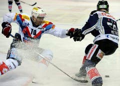 Kloten Marcel Jenni (links) gegen Zugs Glen Metropolit. (Bild: Keystone)