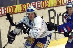 AM DIENSTAG SPIELT DER EVZ GEGEN KLOTEN IN DER HERTI IN ZUG. AUF DEM BILD RECHT PAUL DI PIETRO ZUG, 13. NOVEMBER 2001 (NEUE zz/ ANA CRUZ) (Bild: Neue LZ)