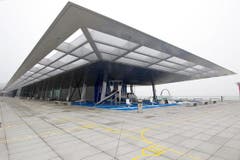 Die neue Zuschauerterrasse auf dem neuen Dock B (Bild: Keystone / Alessandro della Bella)