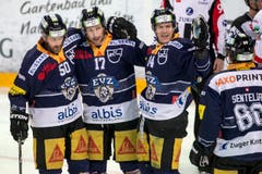 Die Zuger Daniel Sondell, Emanuel Peter, Nicolas Thibaudeau, und Sven Senteler, von links, freuen sich über den Sieg. (Bild: Keystone/ALEXANDRA WEY)