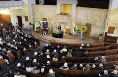 Pfarrerin Katharina Hoby hält die Predigt an der Gedenkfeier für den Walter Roderer in der Kreuzkirche in Zürich. (Bild: Keystone)