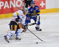 Der Zuger Josh Holden (links) gegen den Davoser Enzo Corvi. (Bild: Keystone)