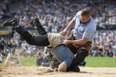 Philipp Laimbacher versucht Willy Graber auf den Rücken zu drehen. (Bild: Keystone)
