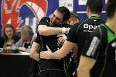 Kriens' Boris Stankovic, llinks, umarmt Daniel Schmid. (Bild: Philipp Schmidli / Neue LZ)
