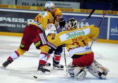 Christian Moser und Goalie Robert Esche von den Tigers gegen Damien Brunner vom EV Zug. (Bild: Keystone)