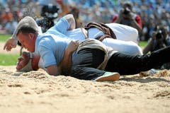 Matthias Sempach (oben) besiegt im 3. Gang Benji von Ah (Bild: Swiss-Image)