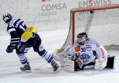 Raeto Raffainer (links) trifft gegen Jussi Markkanen. (Bild: Keystone)