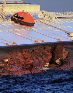 Das Luxus-Kreuzfahrtschiff liegt auf der Seite. (Bild: Keystone)
