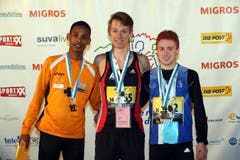 Millyon Habtemariam, Adrian Müller und Romain Lüscher (von links) auf dem Podium nach dem Nachwuchselite Rennen der Männer am Luzerner Stadtlauf (Bild: Philipp Schmidli / Neue LZ)