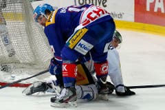 Kloten Flyers Stuermer Cyrill Buehler, oben, gegen EV Zug Stuermer Nolan Diem waehrend dem Eishockey-Meisterschaftsspiel der National League A zwischen den Kloten Flyers und dem EV Zug am Freitag, 31. Oktober 2014, in der Kolping Arena in Kloten. (KEYSTONE/Patrick B. Kraemer) (Bild: PATRICK B. KRAEMER)