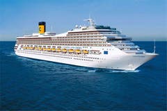Einst Vorzeigeschiff der Luxuskreuzer: Die Costa Concordia vor dem römischen Hafen Civitavecchia, am 7. Juli 2006. (Bild: Keystone / EPA)