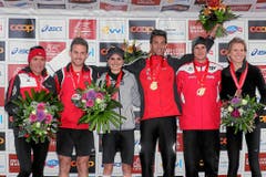 Blumen für die Schnellsten: Siegerinnen und Sieger auf dem Podium freuen sich über ihren Erfolg. (Bild: swiss-image.ch/Photo Andy Mettler)
